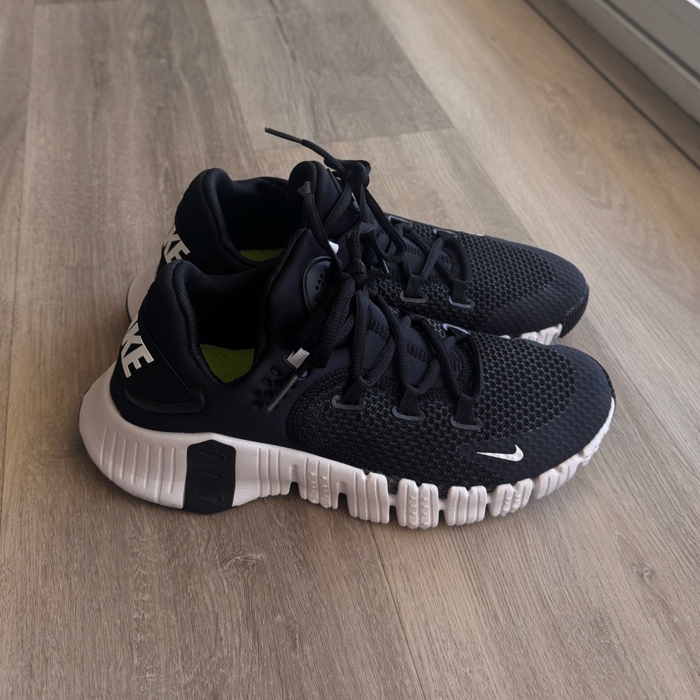 NIKE WOMENS METCON SNEAKER